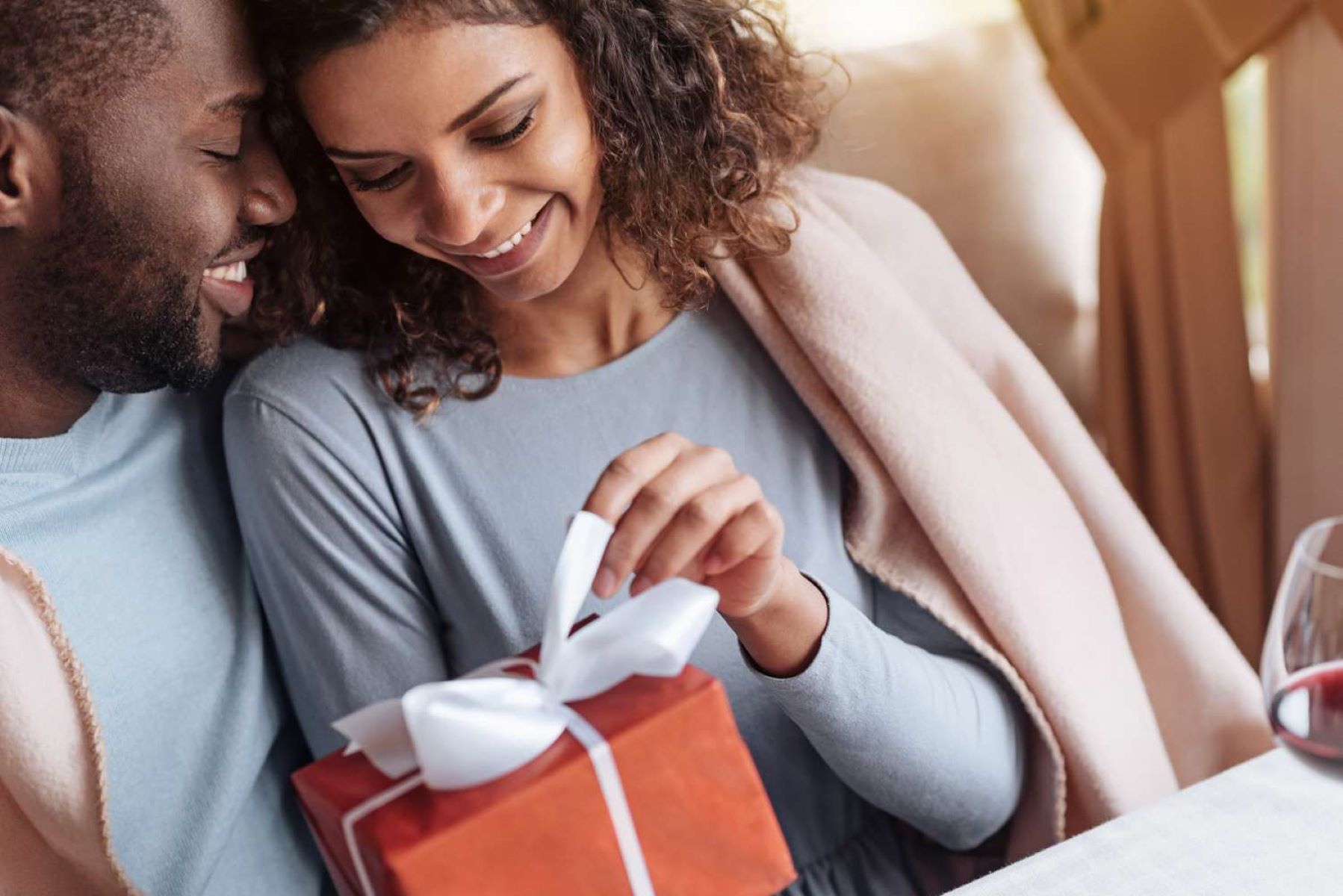 10 Romantic Anniversary Gifts For Your Wife