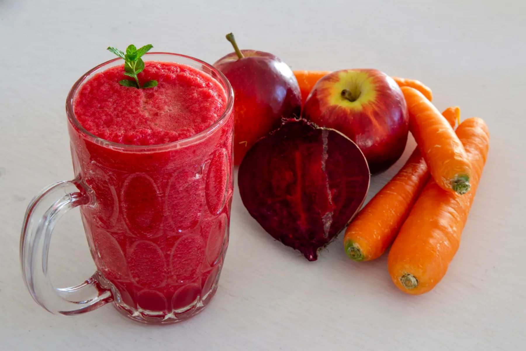Discover The Surprising Benefits Of Drinking Carrot & Beetroot Juices At Night!