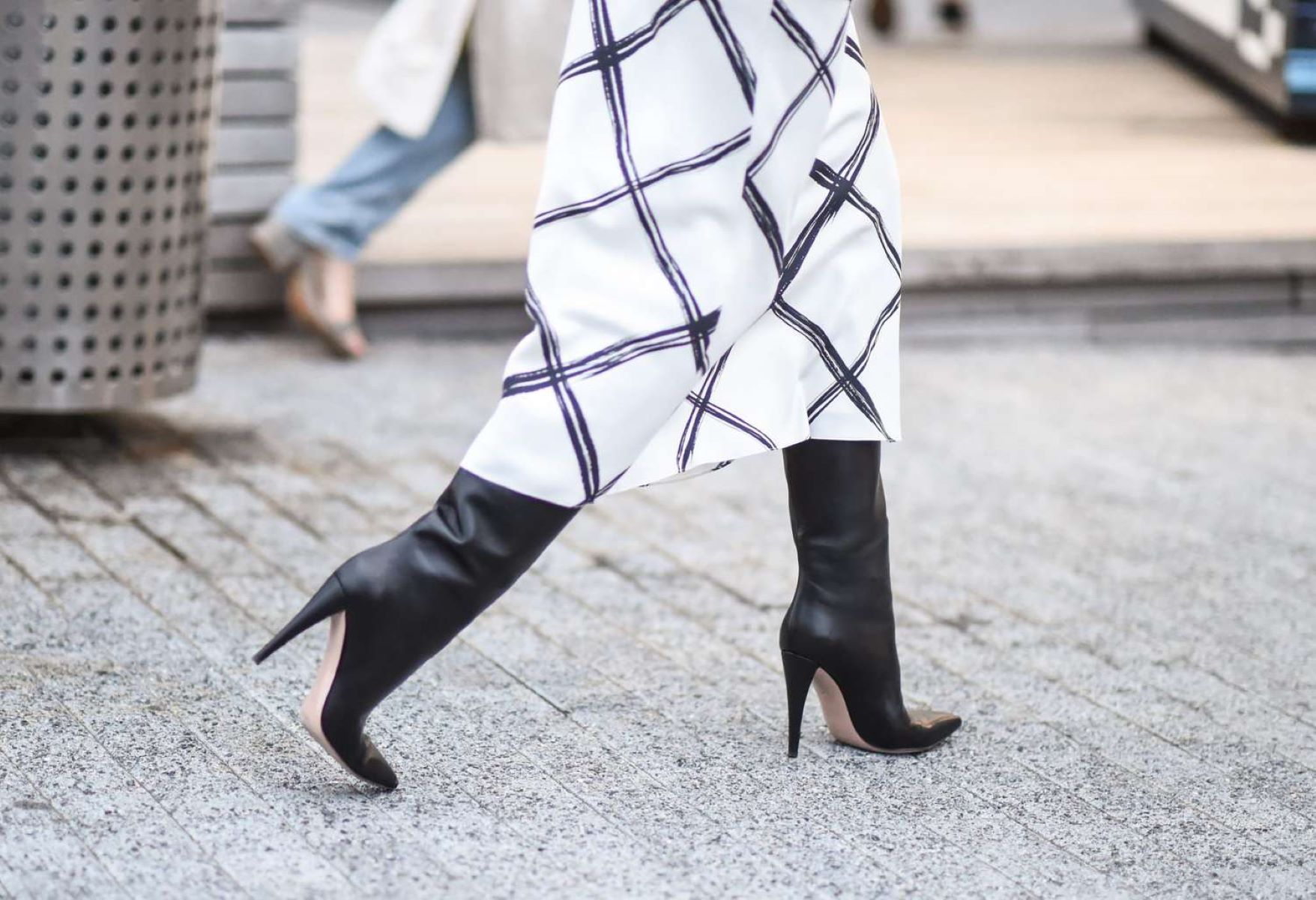 Master The Art Of Walking In High Heel Boots With These Simple Tips!