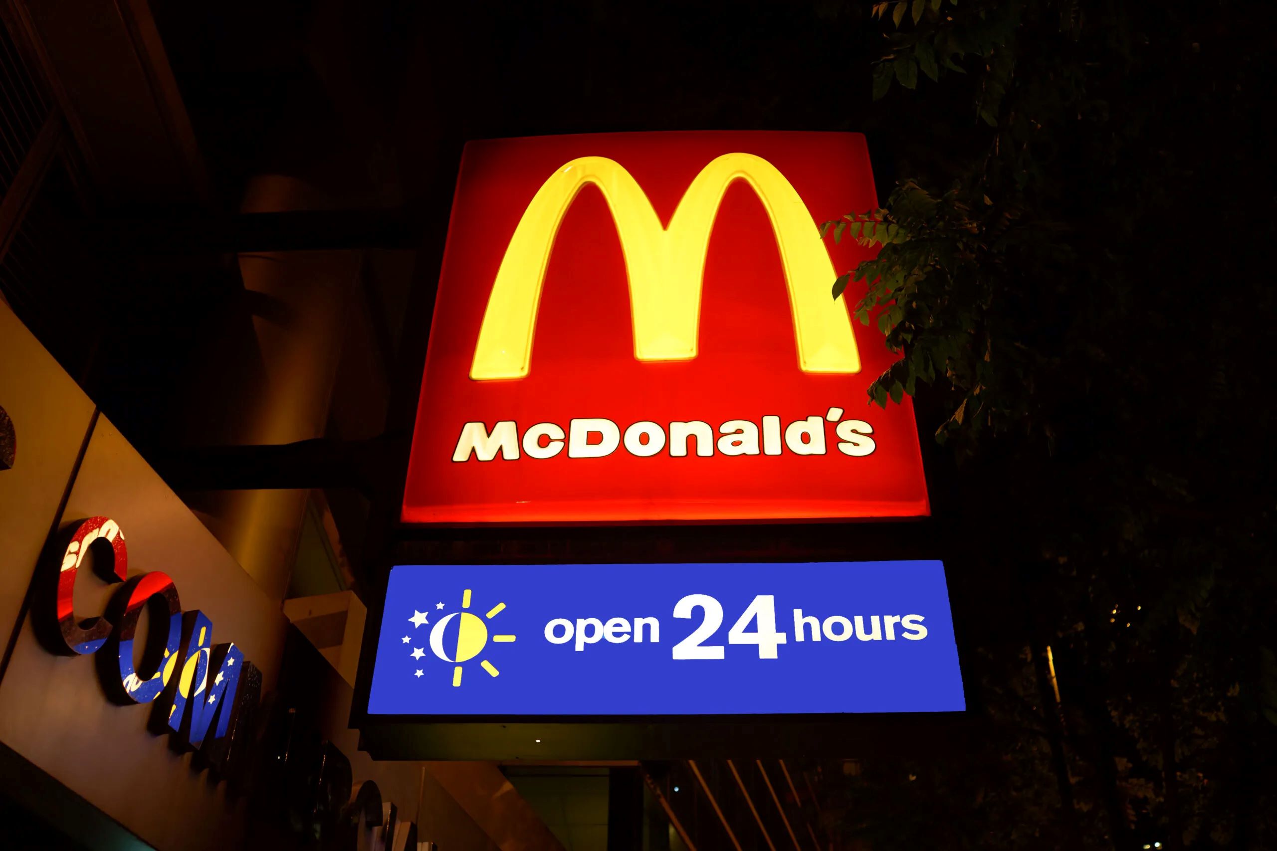 McDonald's Serves Lunch In 24 Hour Store!