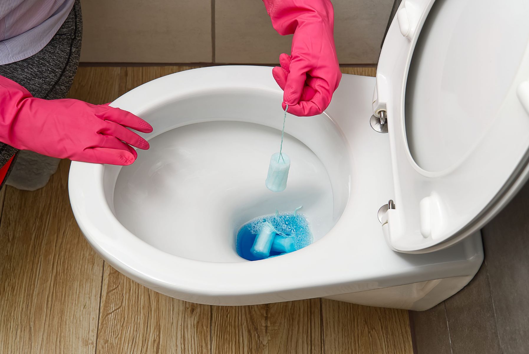 Revolutionary Tips To Fix Weak Toilet Flushes – Say Goodbye To Water Filling Up!
