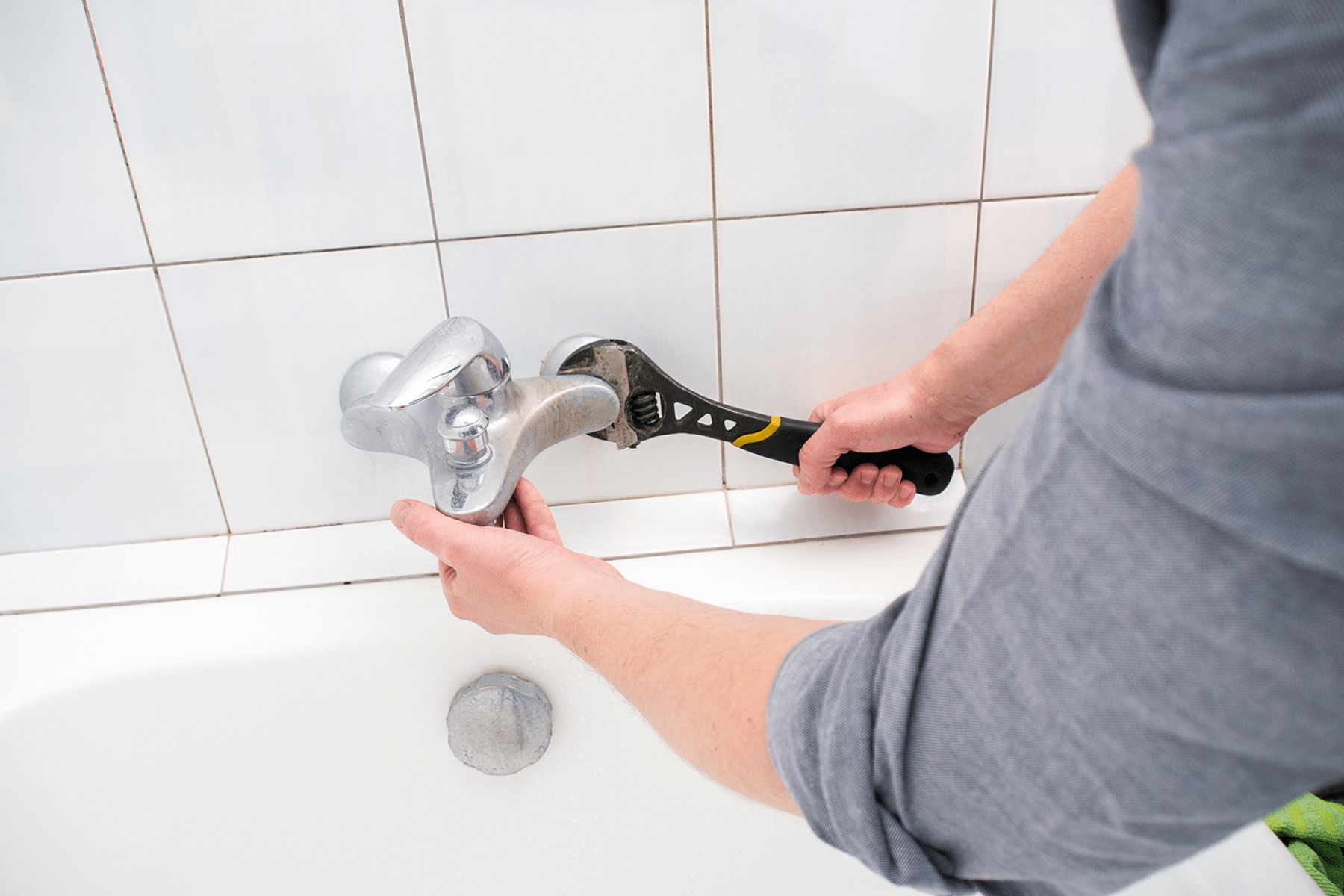 Stop A Leaking Bathtub Faucet Drip With These Genius Hacks!