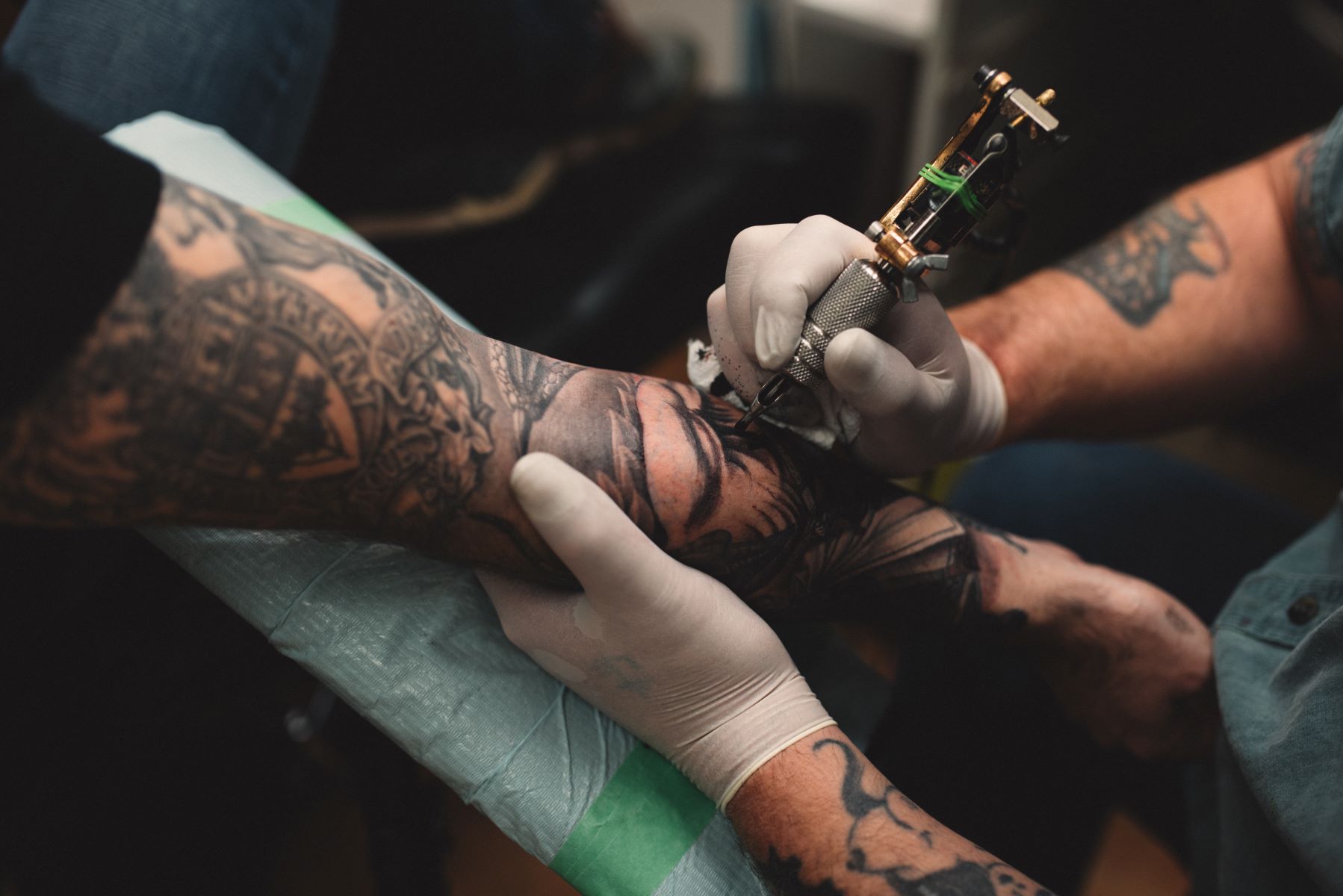 The Jaw-Dropping Salary Of An Exceptional Tattoo Artist Revealed!