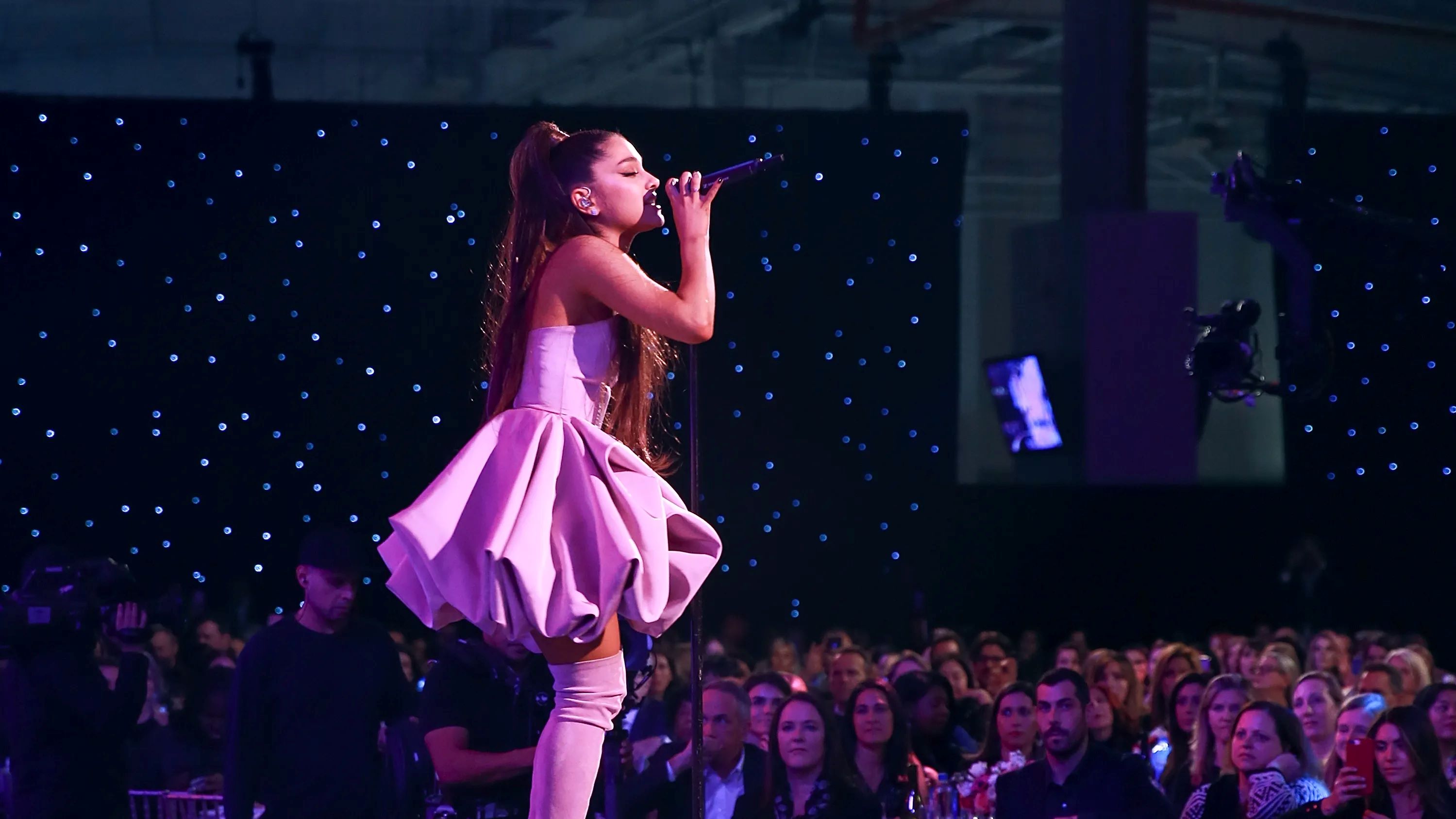 Ariana Grande's Onstage Fashion: A Creative Fashion Extravaganza!