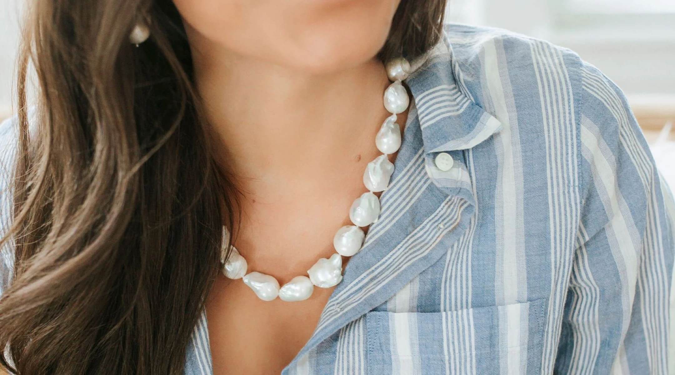 Discover The Irresistible Charm Of Women Wearing Pearl Necklaces!