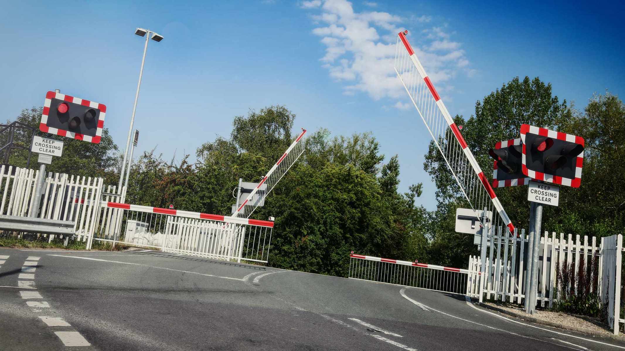 Life-Saving Tips: How To Safely Approach A Railroad Crossing Without Gates Or Lights