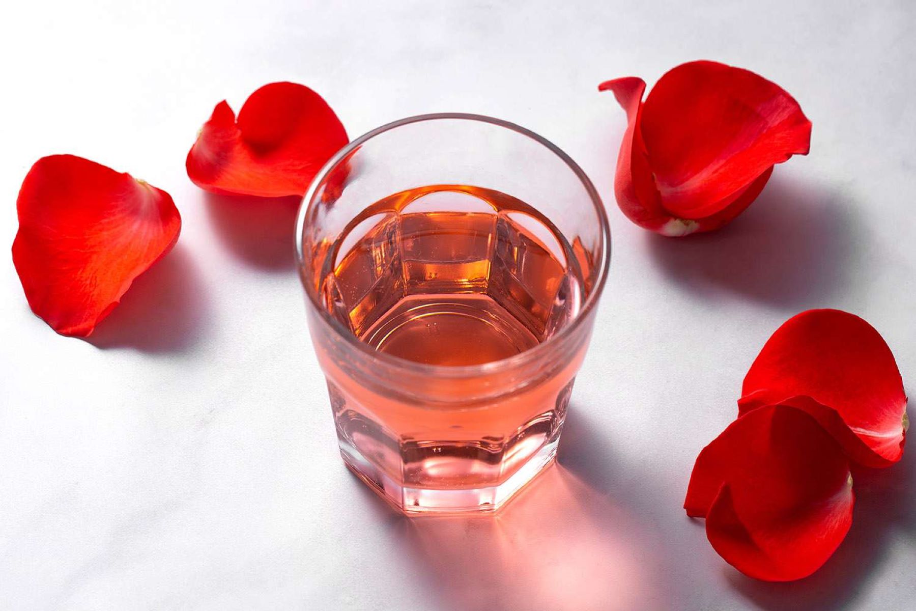 The Incredible Benefits Of Rose Water For Your Face: Say Goodbye To Pimples And Dark Spots In No Time!