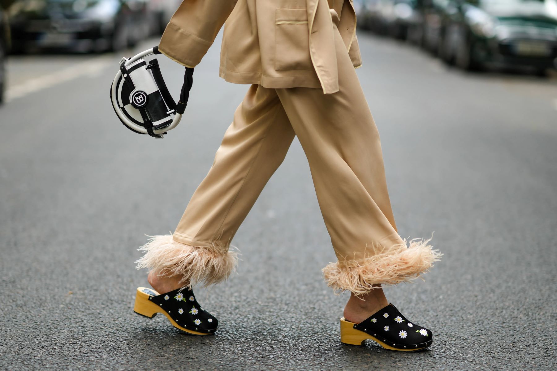 The Ultimate Guide To Putting On Clogs - You Won't Believe How Easy It Is!